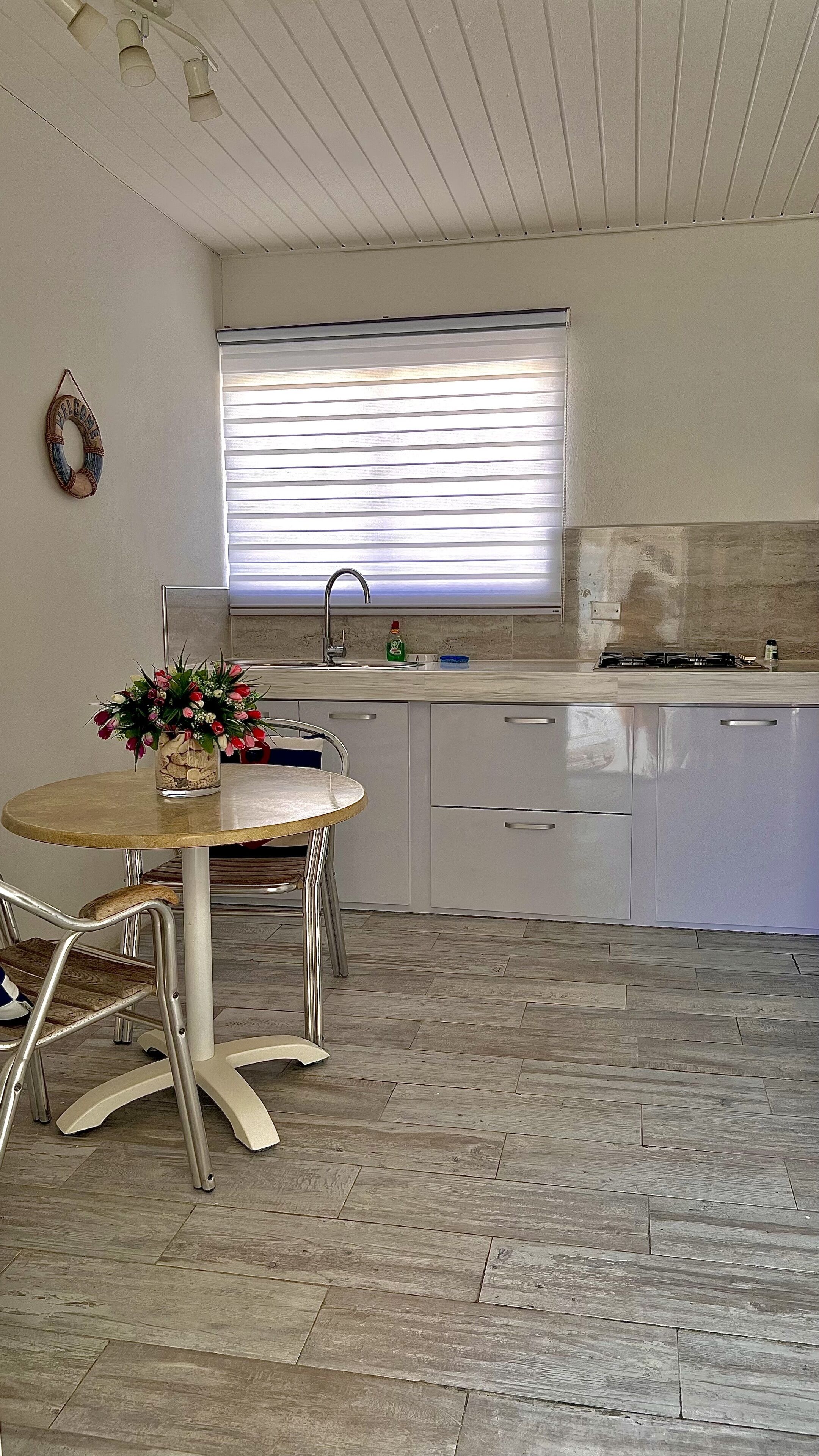 Frigorífico, microondas, placa de cocina y cafetera o tetera