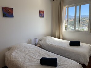 2 chambres, fer et planche à repasser, Wi-Fi gratuit, draps fournis