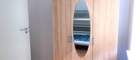 2 slaapkamers, een strijkplank/strijkijzer, beddengoed