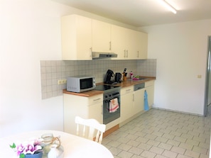 Refrigerador, microondas, horno, placa de cocina