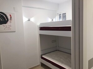 2 quartos, cofres nos quartos, ferros/tábuas de passar roupa, Wi-Fi