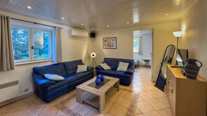 TV, lettore DVD, tavolo da ping pong, impianto stereo