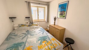 2 bedrooms, iron/ironing board, travel cot, free WiFi
