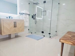 Shower, hair dryer, towels, soap - Yellowtail Getaway 3 bedrooms,4 beds,3 bath,boat dock,ice maker and heated pool (Marathon)