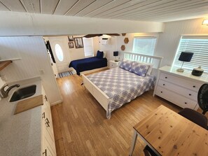 3 bedrooms, in-room safe, iron/ironing board, travel cot