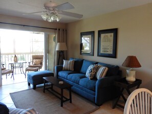 Smart-TV, DVD-Player, Bücher, Musikbibliothek