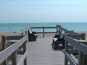 Sulla spiaggia, lettini da mare, teli da spiaggia