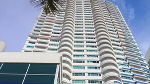 A high-rise hotel with a modern design, featuring a prominent curved facade and balconies. - Apartament w/ Sea View in Palmetto - Bocagrande Cartagena (Cartagena)