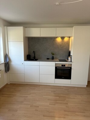 Kühlschrank, Ofen, Herdplatte, Wasserkocher mit Kaffee-/Teezubehör