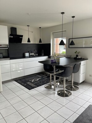 Een koelkast, een oven, een kookplaat, een koffiezetapparaat/waterkoker