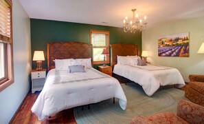 5 bedrooms, desk, iron/ironing board, travel cot - Huge 180-yr-old Farmhouse. All new amenities. 1 acre. Close to town. (Swannanoa)