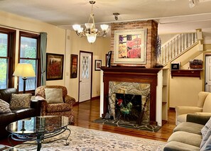 Smart TV, fireplace, DVD player - Huge 180-yr-old Farmhouse. All new amenities. 1 acre. cCose to town. (Swannanoa)