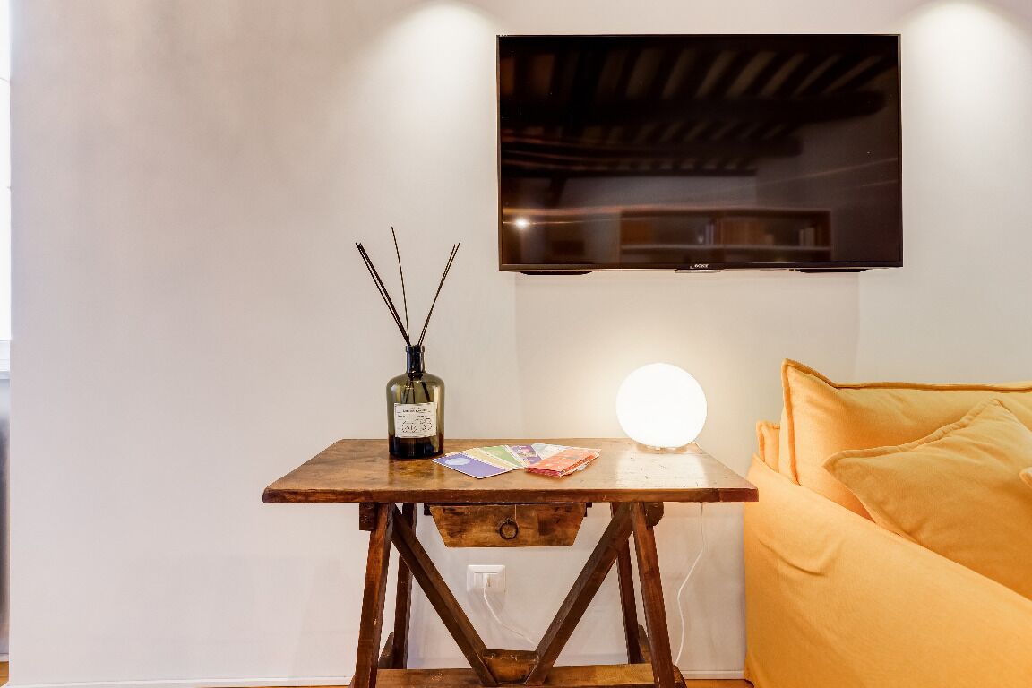 Et moderne værelse med et træbord, en flaske og en lampe.
