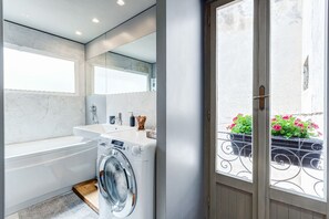 Bathtub, jetted tub, hair dryer, bidet