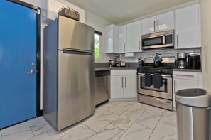 Frigorifero, microonde, forno, piano cottura