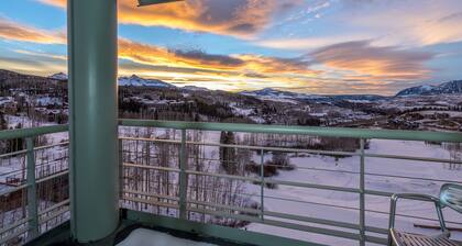 Bright and Sunny Penthouse with Amazing Views