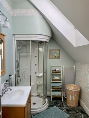 Douche, sèche-cheveux, serviettes fournies, papier toilette