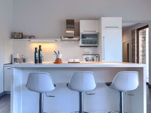 Refrigerador, microondas, horno y lavavajillas 