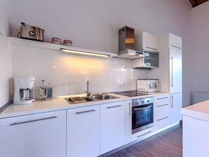 Een koelkast, een magnetron, een oven, een vaatwasser