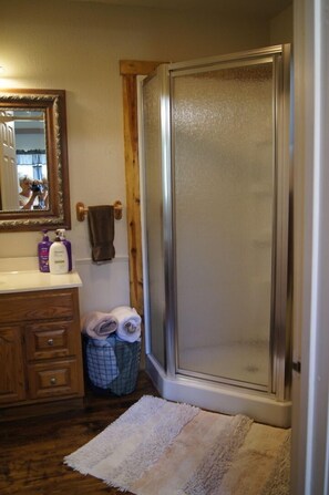 Hair dryer, towels - Elk Haven Vacation Cabins, Custer SD, Elk Haven Vacation Cabins, Custer SD (Custer)