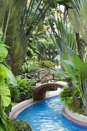 Una piscina al aire libre, una piscina climatizada