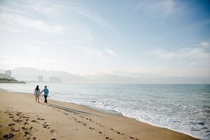 Plage, chaises longues, serviettes de plage