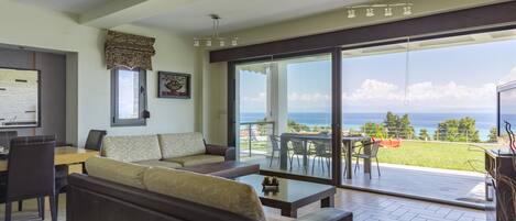 Fernseher, Kamin, DVD-Player