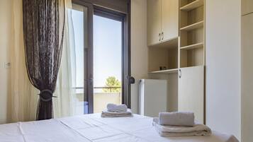5 bedrooms, iron/ironing board, Internet, bed sheets