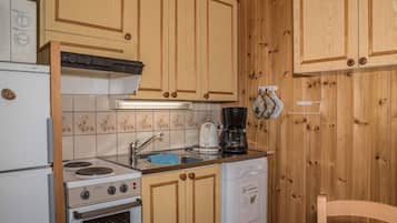 Fridge, microwave, dishwasher, cookware/dishes/utensils