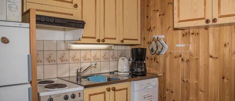 Fridge, microwave, dishwasher, cookware/dishes/utensils