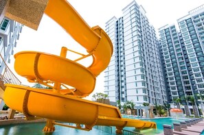 Outdoor pool - NEW! The ZestHouse at Parkland Residence/8 mins drive to Jonker/10 Pax (Melaka)