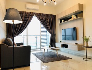 LED-Fernseher, Tischtennisplatte, Bücher