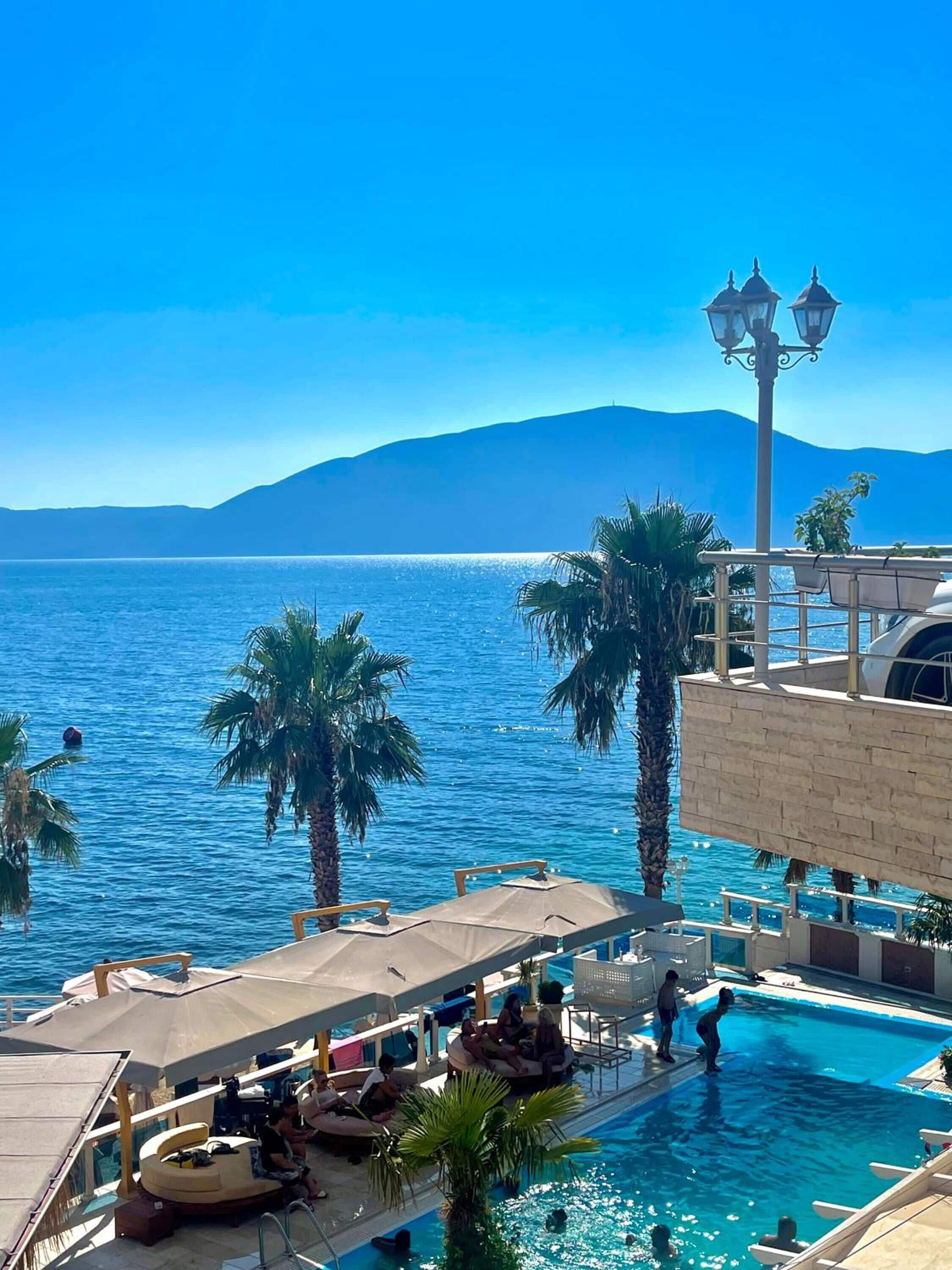 Una piscina al aire libre
