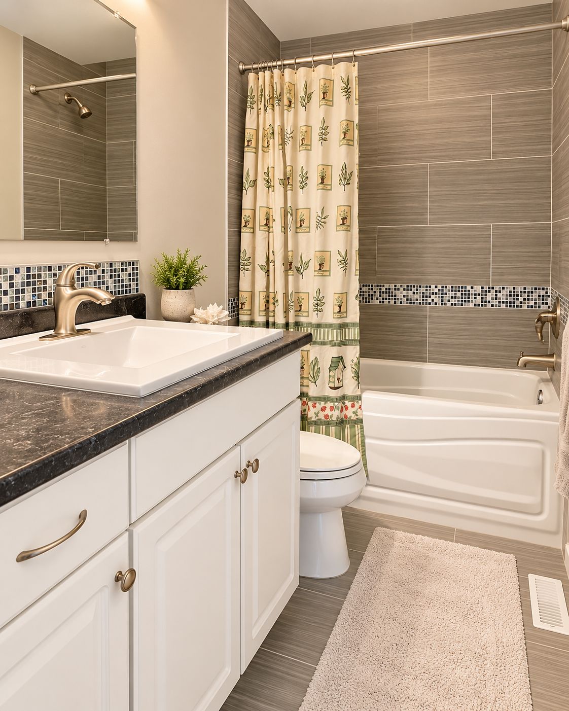 Une salle de bain moderne équipée d’une douche, de toilettes et d’une baignoire.