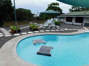 Piscine extérieure, chaises longues