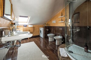 Shower, hair dryer, bidet, towels - AQUAMARE Suite | BOUTIQUE Apartment (Venezia)