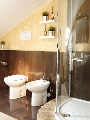 تجهيزات دش، مجففات شعر، مراحيض شطف، مناشف