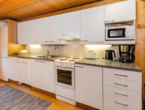 Jääkaappi, mikroaaltouuni, uuni, astianpesukone
