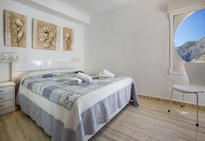 2 habitaciones, tabla de planchar con plancha y ropa de cama 