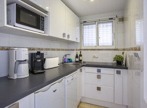 Jääkaappi, mikroaaltouuni, astianpesukone, kahvin-/teenkeitin