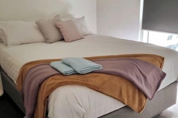 2 bedrooms, iron/ironing board, bed sheets
