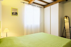 2 chambres, fer et planche à repasser, lit de bébé portatif