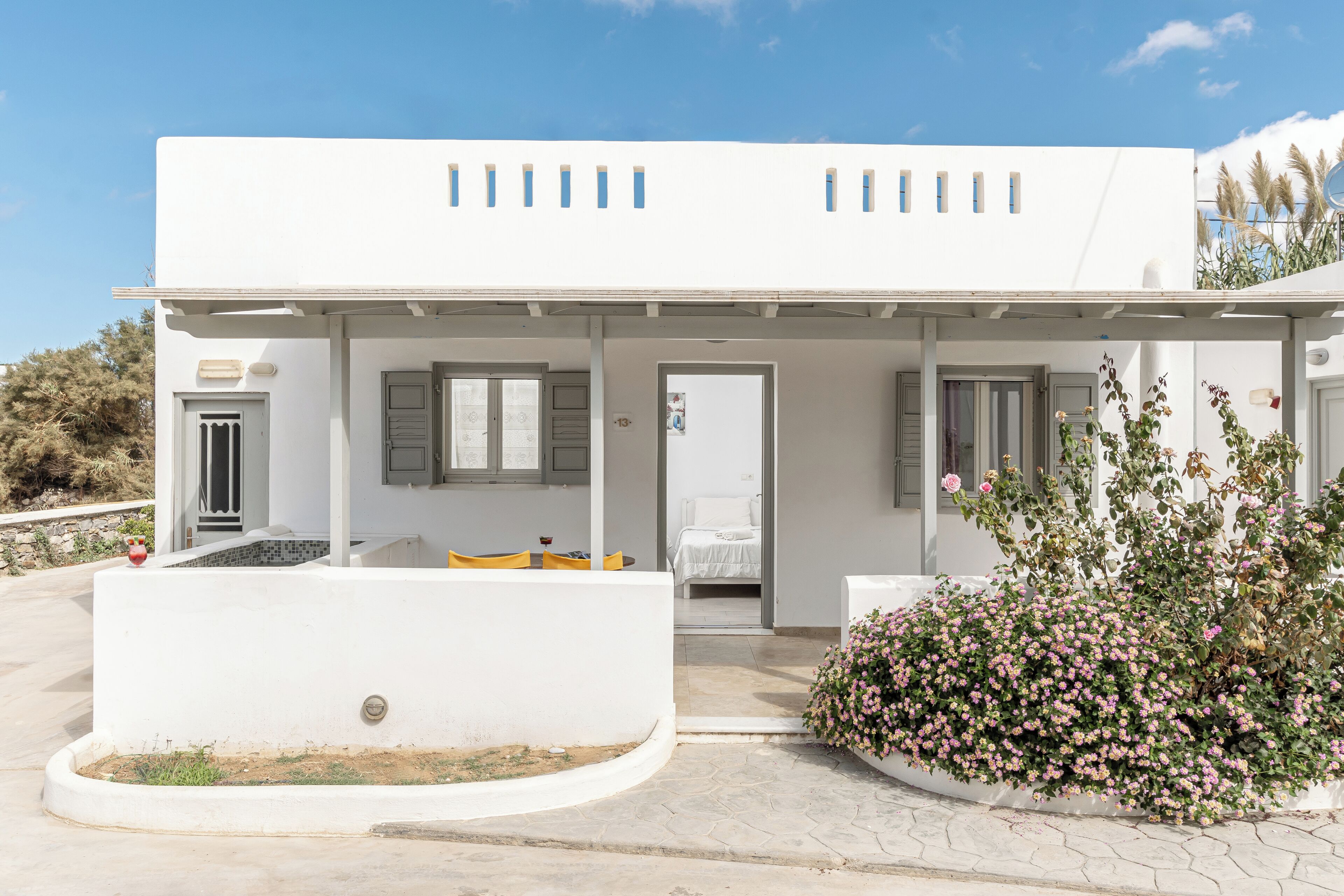 Apartamento familiar, bañera de hidromasaje | Colchones con acolchado adicional, caja fuerte, mobiliario individual