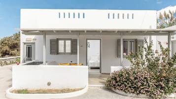 Apartamento familiar, bañera de hidromasaje | Colchones con acolchado adicional, caja fuerte, mobiliario individual