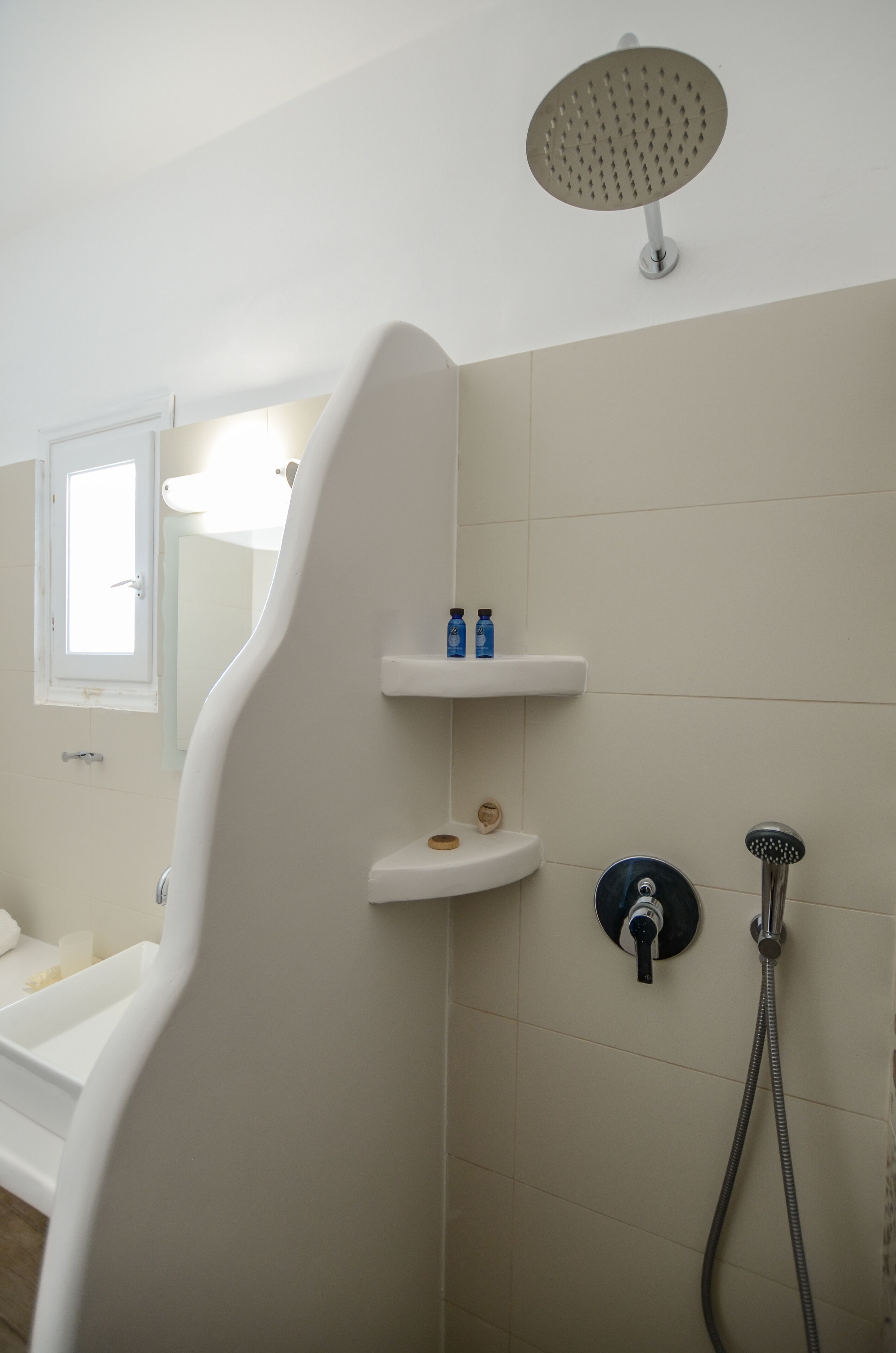 Un baño con bañera, ducha y ventana.