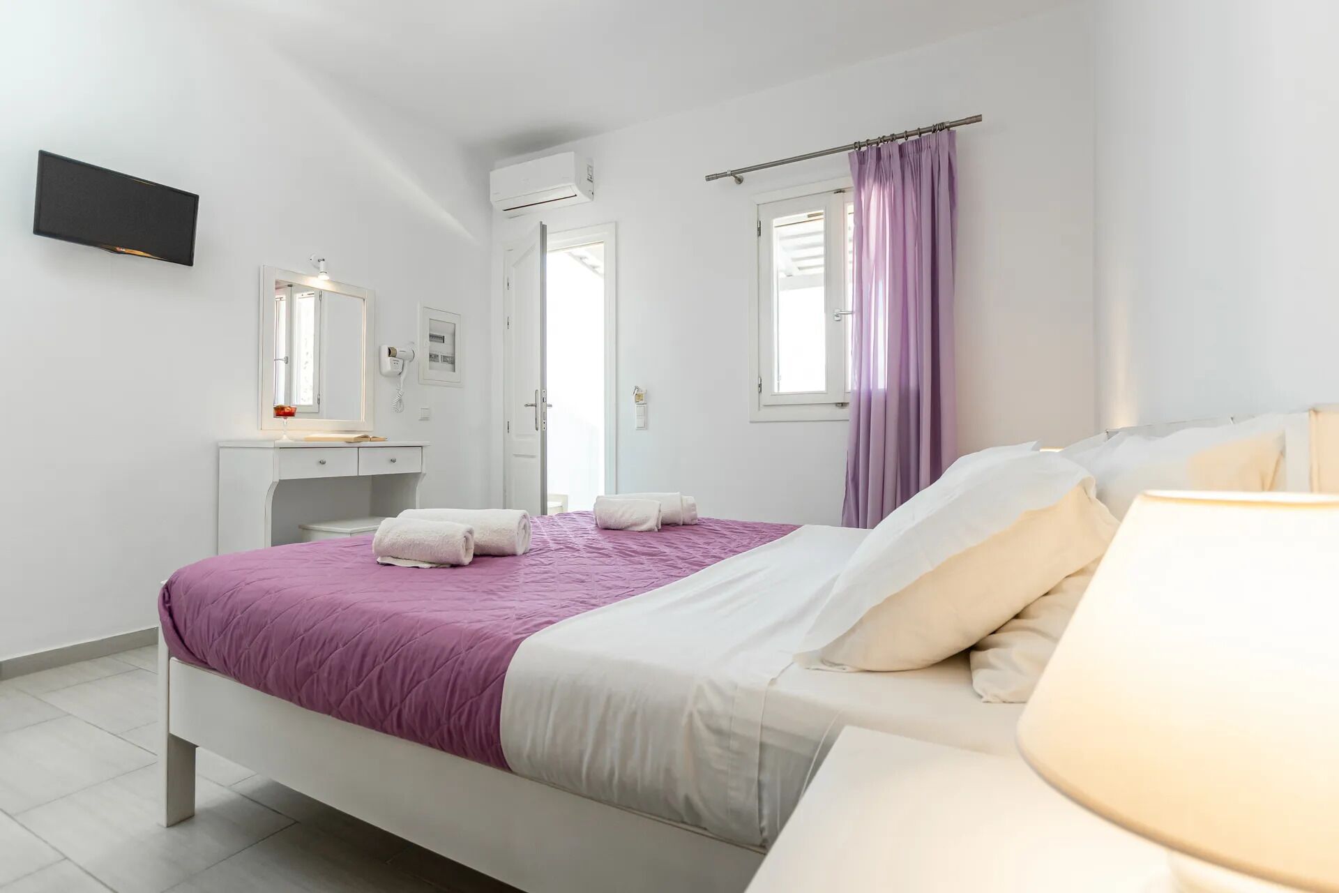 Premium-Vierbettzimmer | Pillowtop-Betten, Zimmersafe, individuell eingerichtet, Schreibtisch