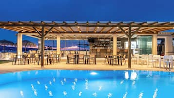 Utomhuspool, parasoller och solstolar