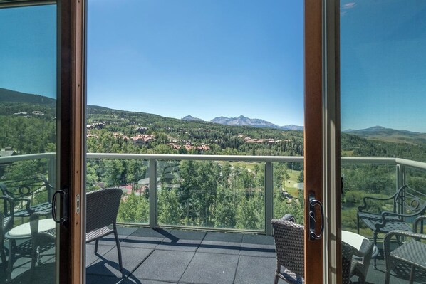 Un balcon donnant sur un paysage montagneux.