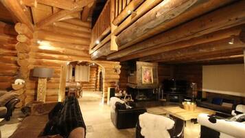 Televisión, chimenea, reproductor de DVD y futbolito