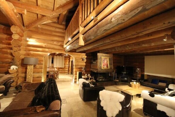 Télévision, cheminée, lecteur de DVD, baby-foot